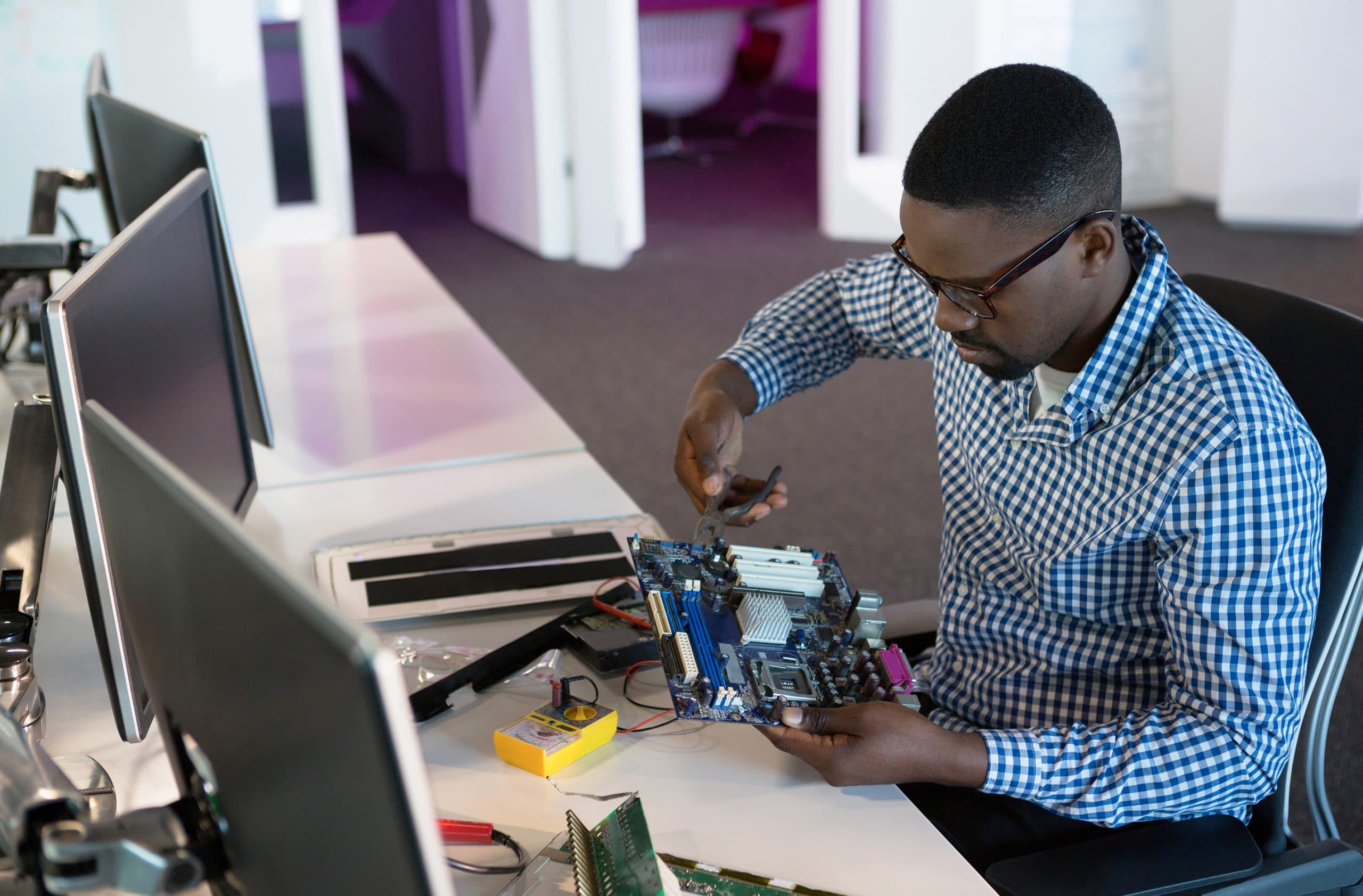 Teknisi Panda Service Komputer sedang bekerja